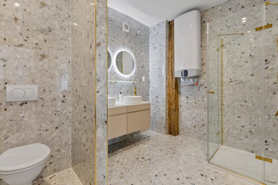 Shower, Toilet, Bathroom, towels