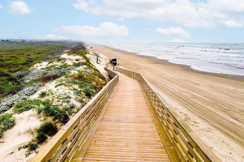 Beach Boardwalk Private Pool Golf Cart Friendly House in Port Aransas