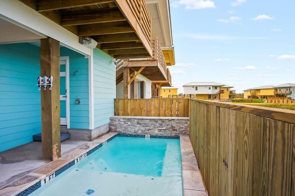 Beach Boardwalk Private Pool Golf Cart Friendly House in Port Aransas