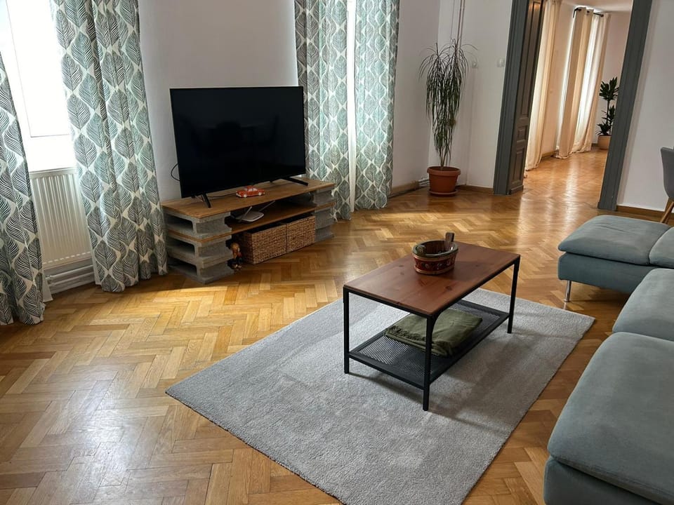 Living room, Seating area, Evening entertainment