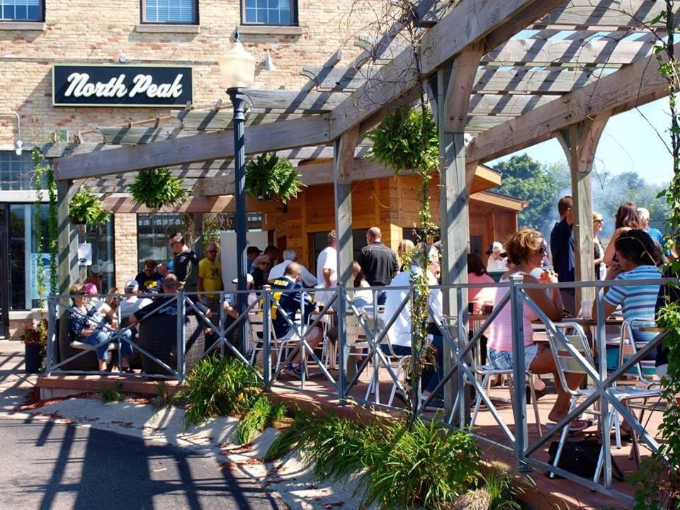 Downtown Newly Remodeled Apartment AC Beach Restaurants Breweries Nightlife Apartment in Traverse City