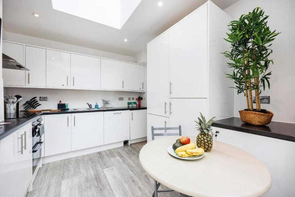 Kitchen or kitchenette, Dining area, Food, internet, oven, stove