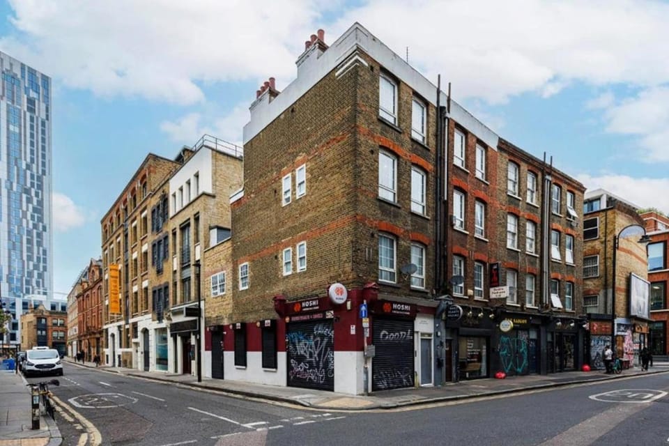 Property building, Facade/entrance, Day, Neighbourhood, City view, Street view, Time of day, Location