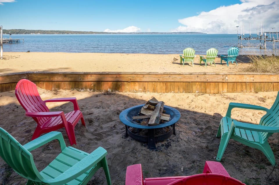 East Bay Escape Private Beach AC Sunrise Paradise House in Michigan