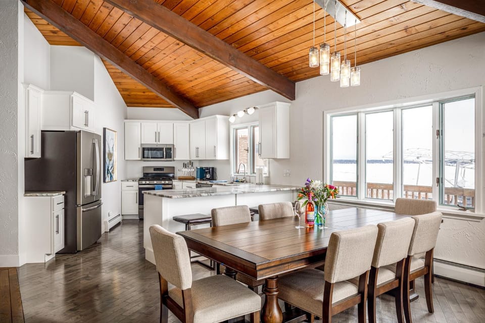 East Bay Escape Private Beach AC Sunrise Paradise House in Michigan