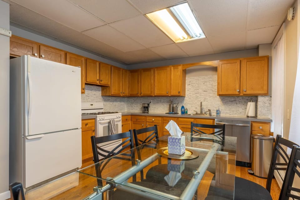 Kitchen or kitchenette, Dining area