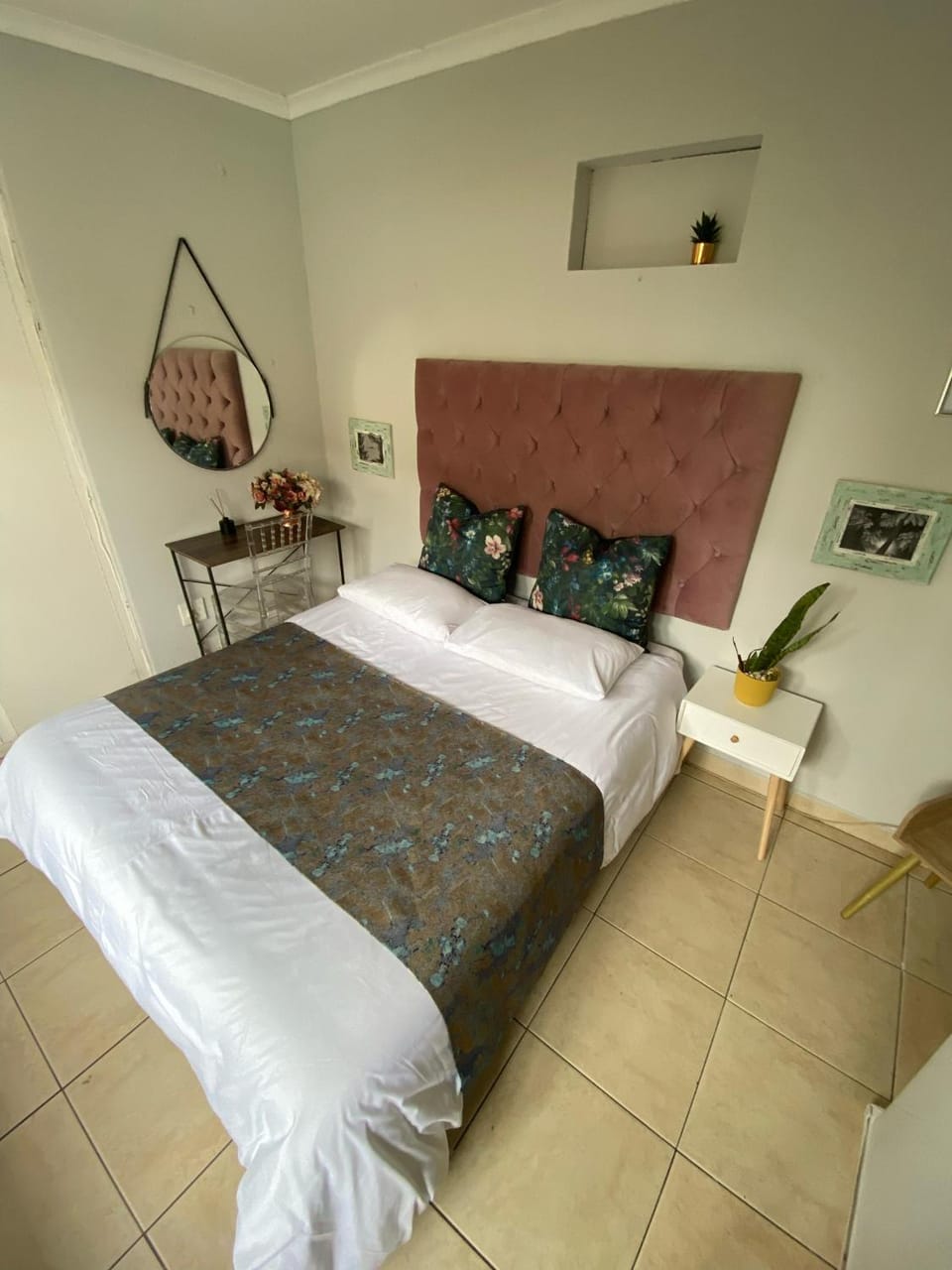 Mbathos guesthouse Bed and Breakfast in Durban
