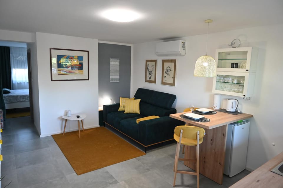 Kitchen or kitchenette, Living room