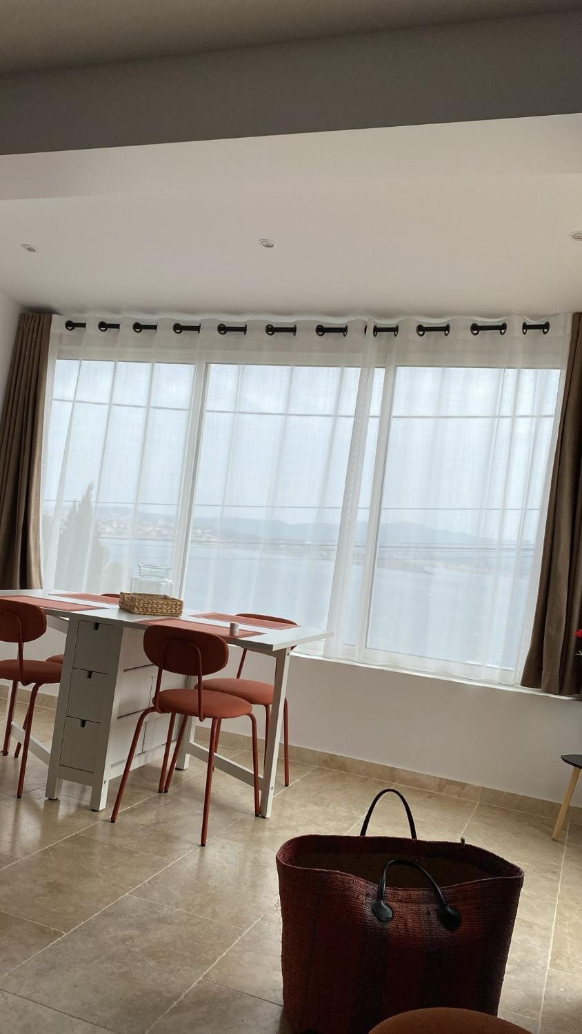 Breathtaking Mediterranean Views from Renovated Cosy Nest, Walk to Portissol Beach and Port Apartment in Sanary-sur-Mer