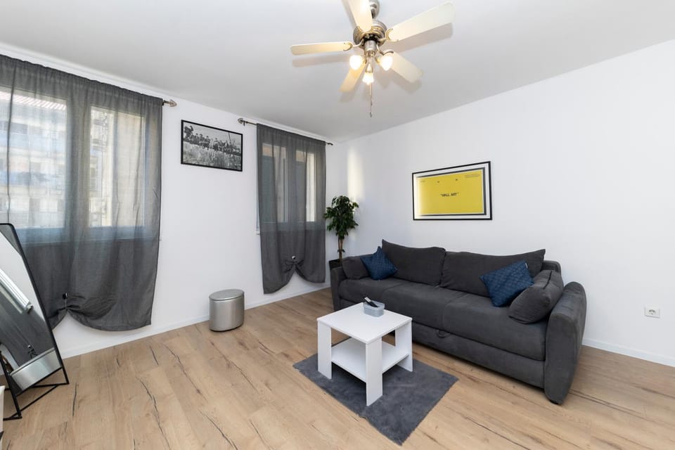 TV and multimedia, Living room, Seating area, fireplace