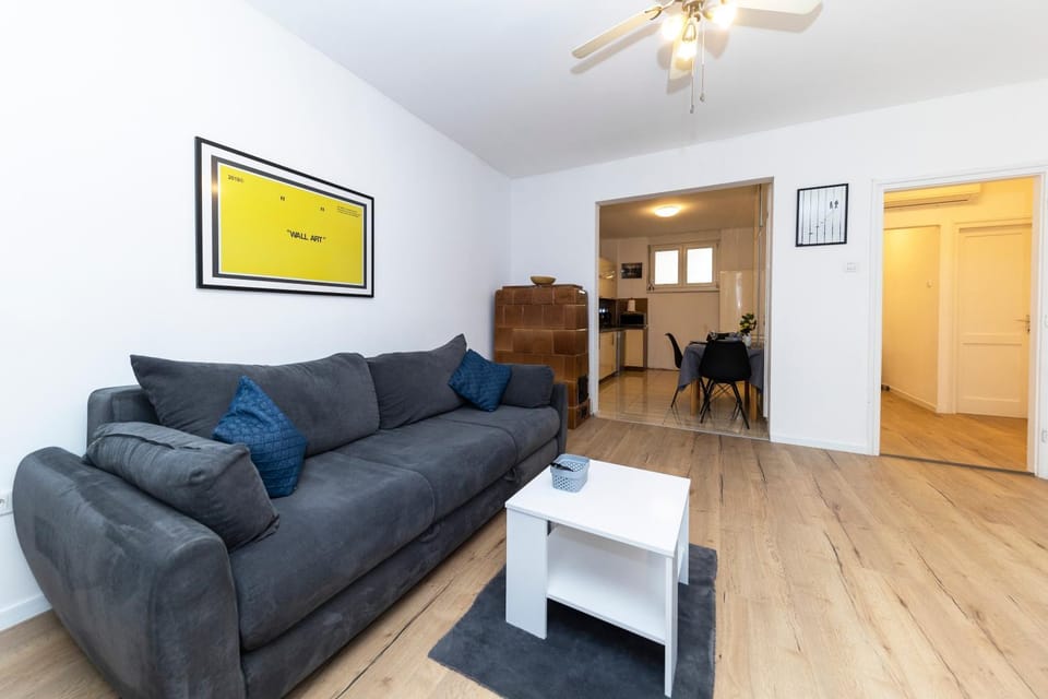 TV and multimedia, Living room, Seating area, fireplace