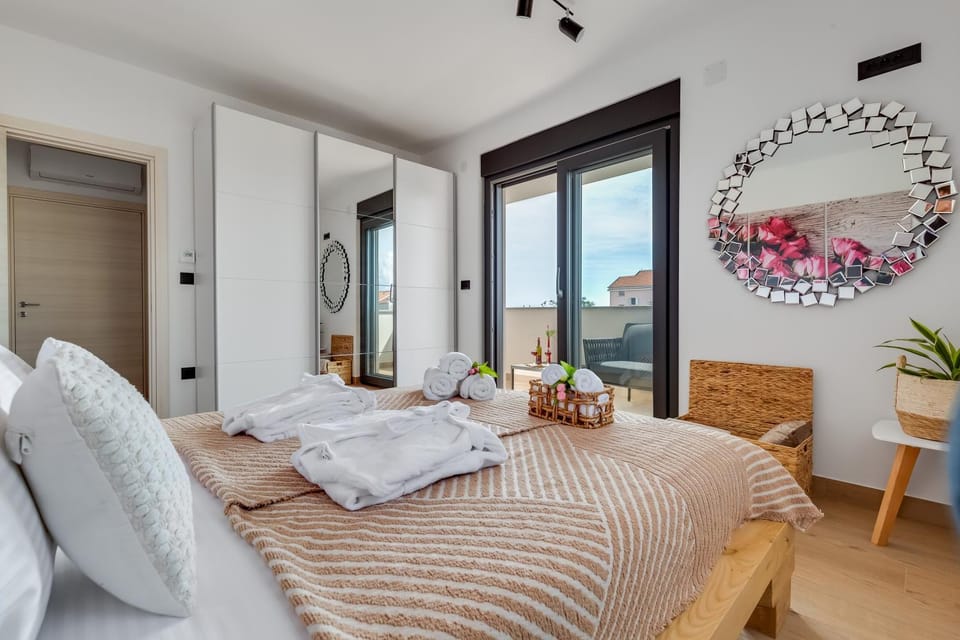 Photo of the whole room, Bedroom, wardrobe