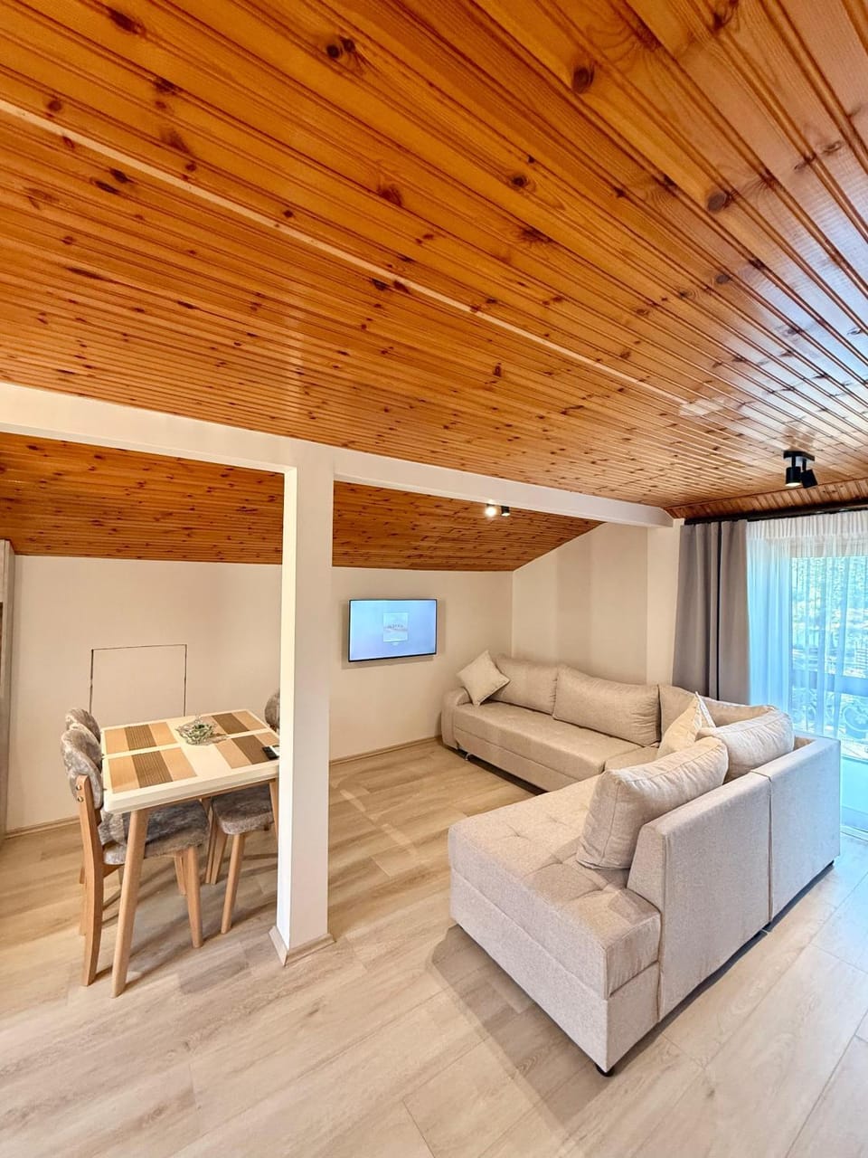 TV and multimedia, Living room, Seating area, Dining area
