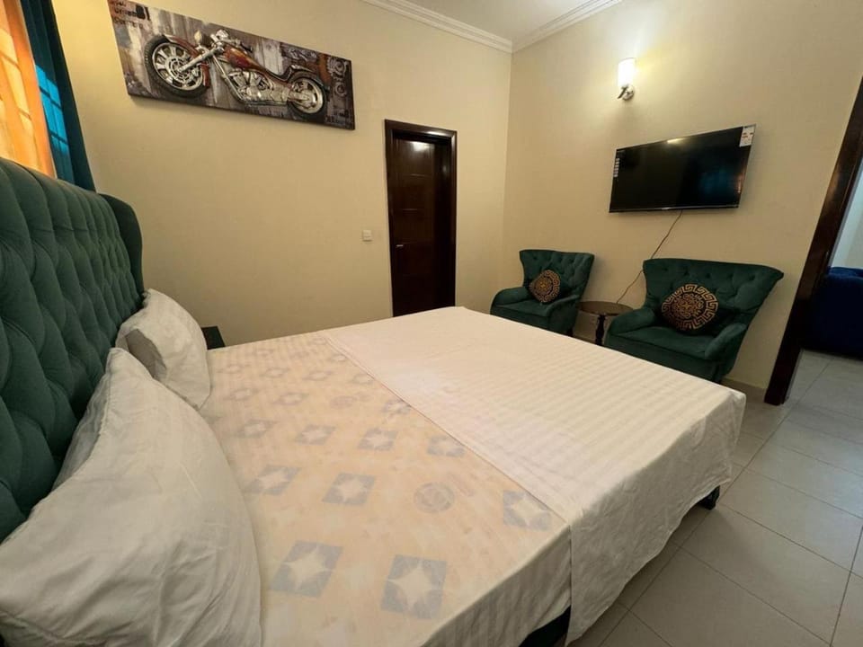 Bed, TV and multimedia, Bedroom