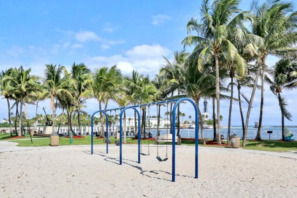 Near Beach/kayaks/HtdPool/Tiki/BBQ/Gameroom House in Pompano Beach