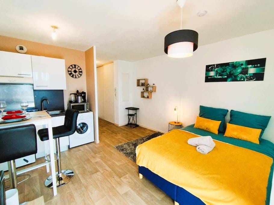 Photo of the whole room, Bedroom