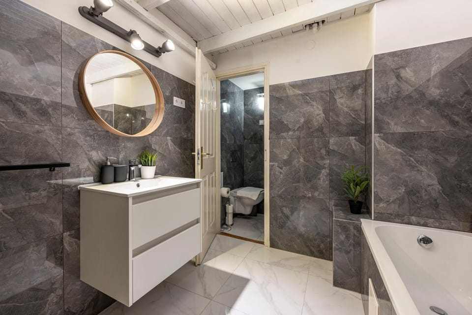 Shower, Toilet, Bathroom, Bath, towels