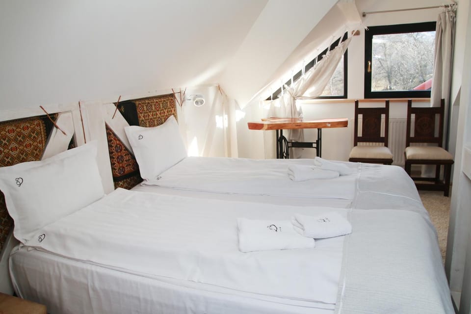 Bed, Photo of the whole room, Decorative detail, Bedroom
