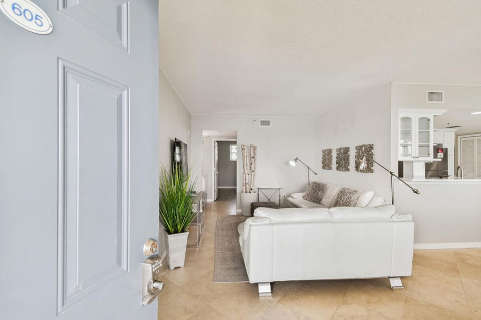 Location! Coastal Charm I 5 min Walk to Beach, Shops & Rest Apartment in Clearwater Beach