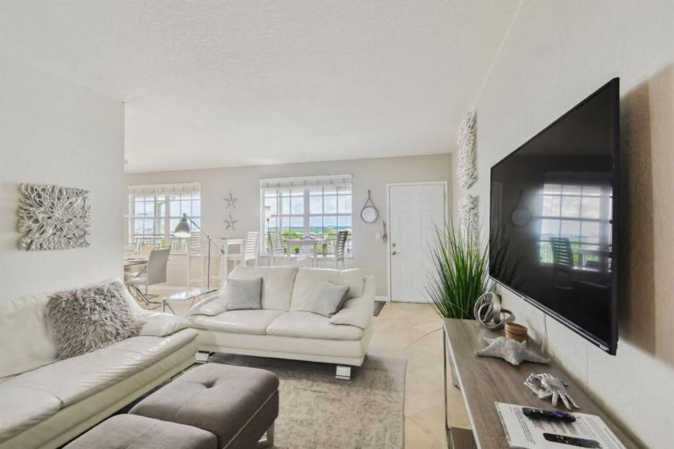 Location! Coastal Charm I 5 min Walk to Beach, Shops & Rest Apartment in Clearwater Beach