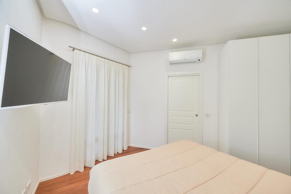 Bed, TV and multimedia, Photo of the whole room, Bedroom, wardrobe, air conditioner