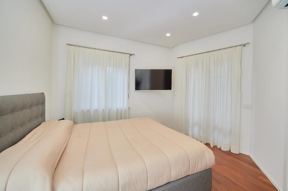 Bed, TV and multimedia, Photo of the whole room, Bedroom