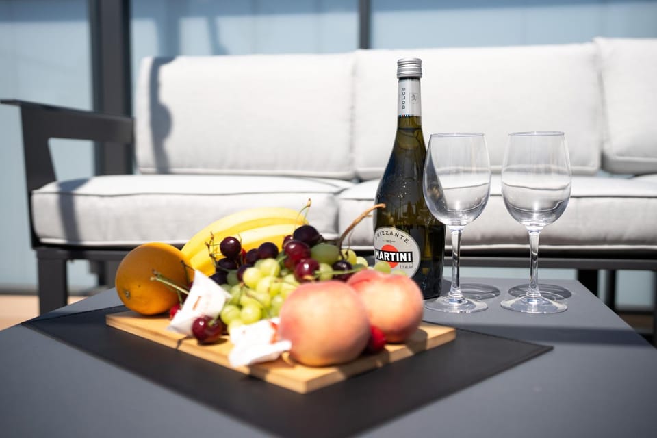 Food and drinks, Seating area, Food, Dinner, Drinks, Alcoholic drinks