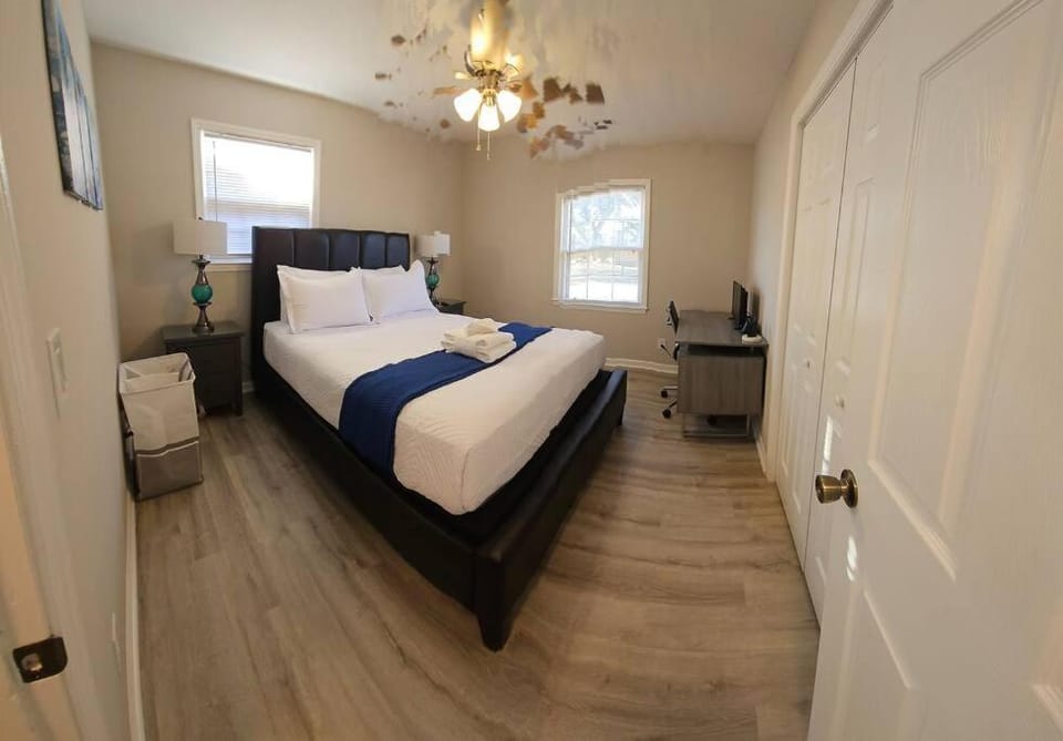 Chic Oasis: 3BR, 2BA, Private Deck Villa in Goose Creek