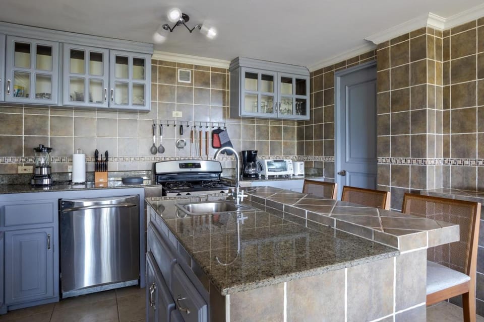 Kitchen or kitchenette, Seating area, Dining area, dishwasher, minibar, oven, stove, toaster