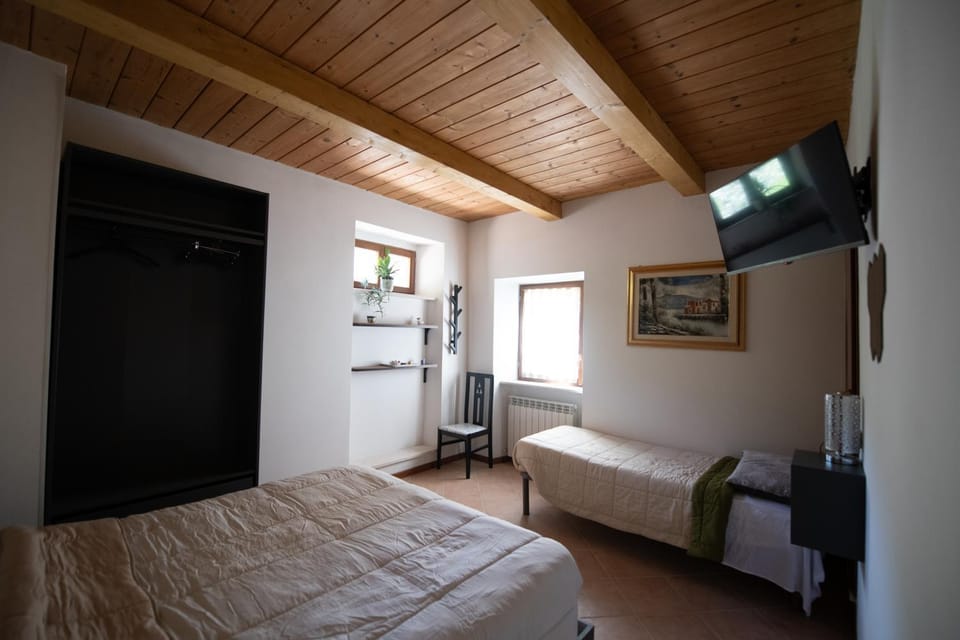 Bed, TV and multimedia, Photo of the whole room, Bedroom
