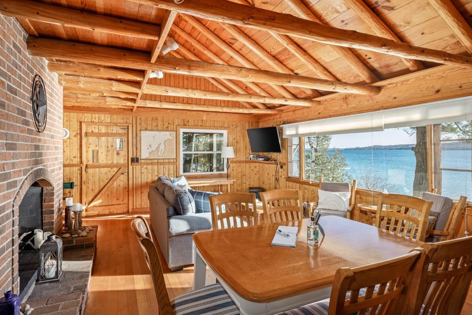 Communal lounge/ TV room, TV and multimedia, Living room, Seating area, Dining area