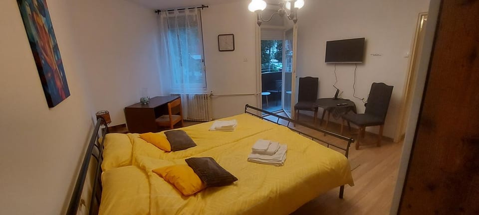 Bed, TV and multimedia, Balcony/Terrace, Bedroom
