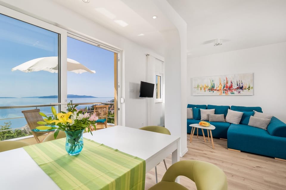 Communal lounge/ TV room, Natural landscape, TV and multimedia, Living room, Seating area, Dining area, Sea view