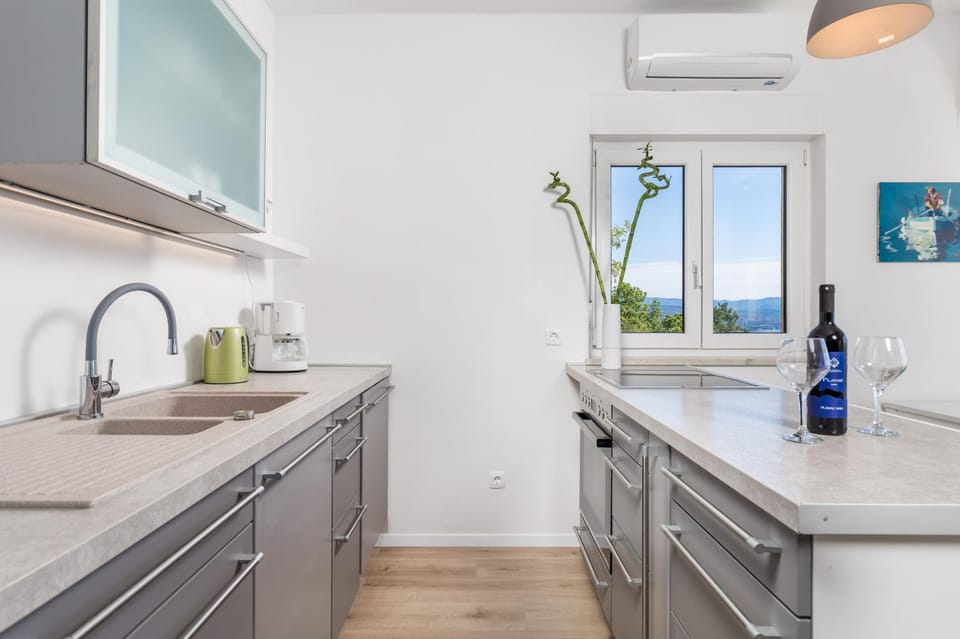Kitchen or kitchenette, Dining area, dishwasher, minibar, pet friendly, stove