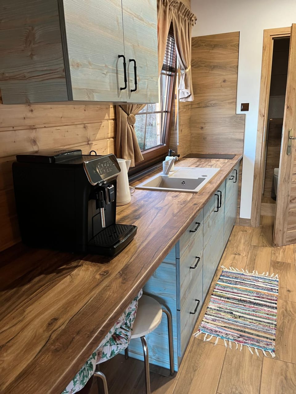 Coffee/tea facilities, Kitchen or kitchenette, stove