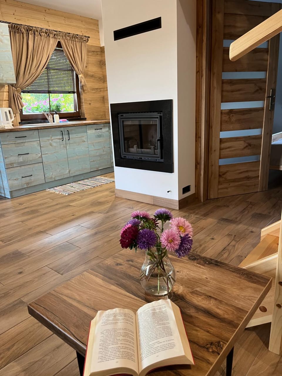 Kitchen or kitchenette, Living room