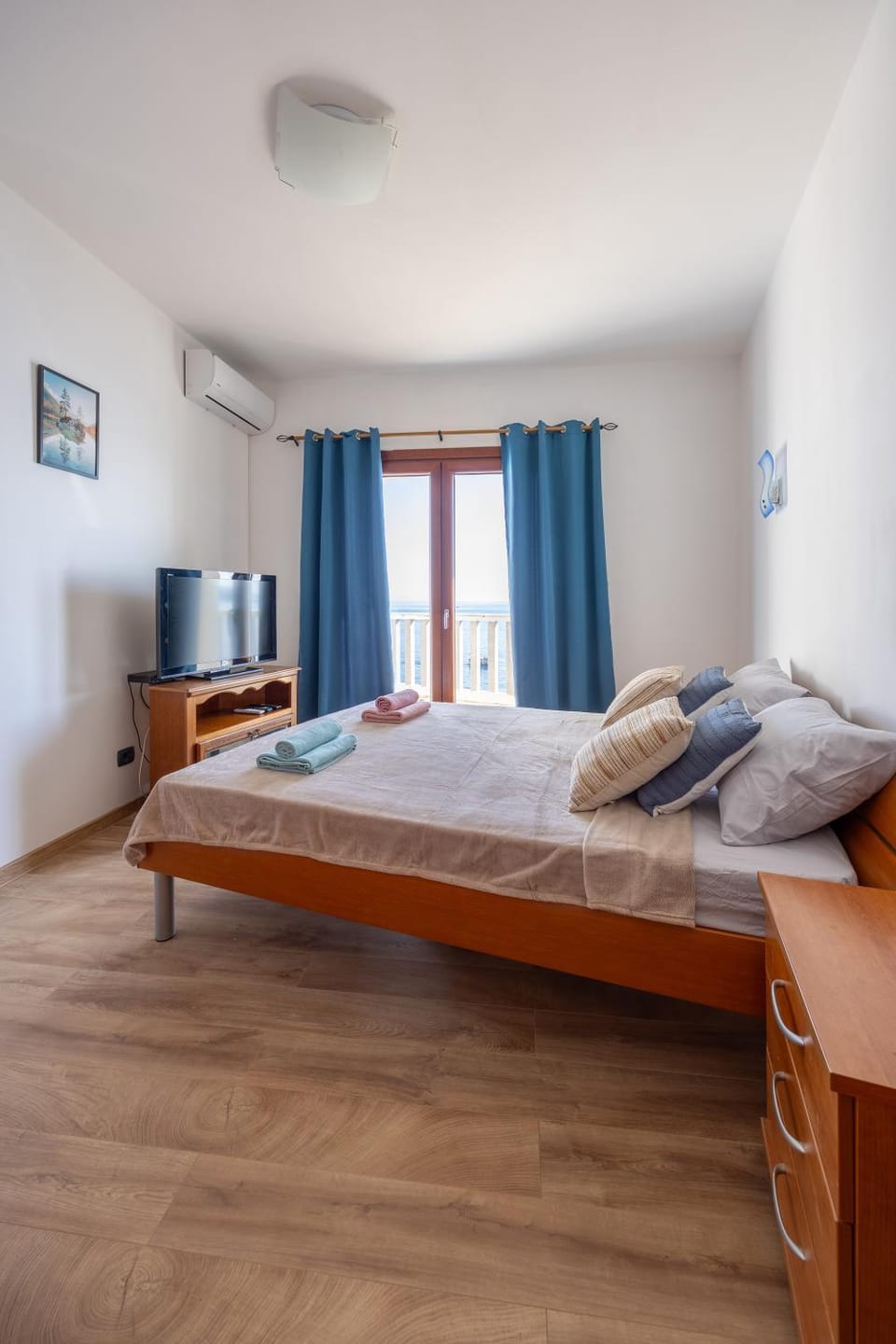 Bed, Photo of the whole room, Bedroom, towels
