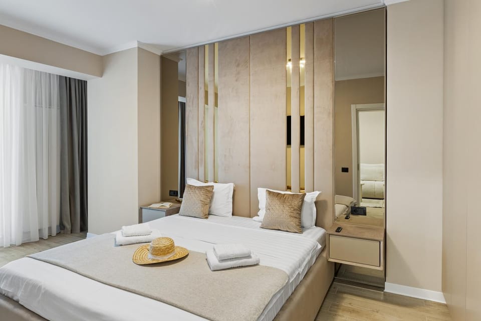 Bed, Photo of the whole room, Bedroom, towels