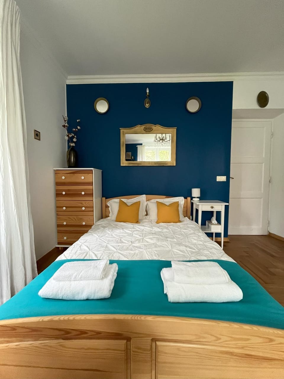 Bed, Bedroom, towels