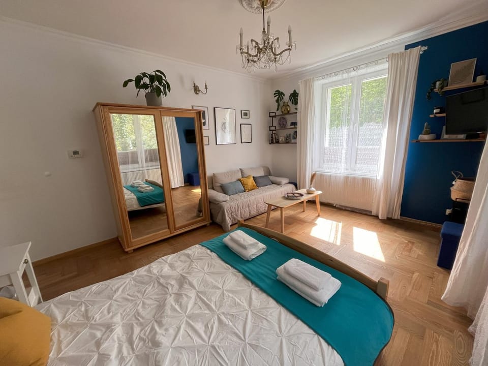Bed, Bedroom, towels