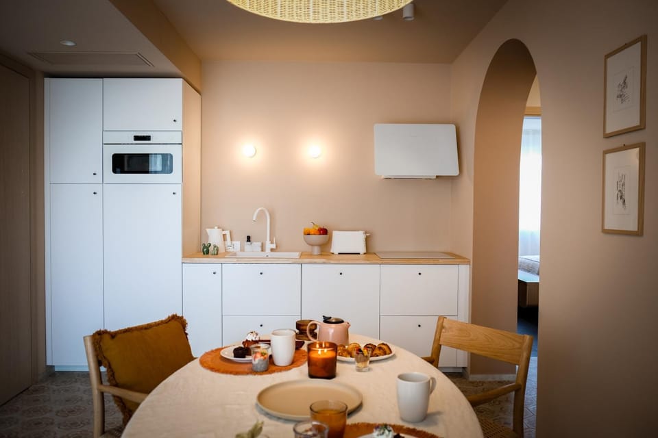 Kitchen or kitchenette, Dining area
