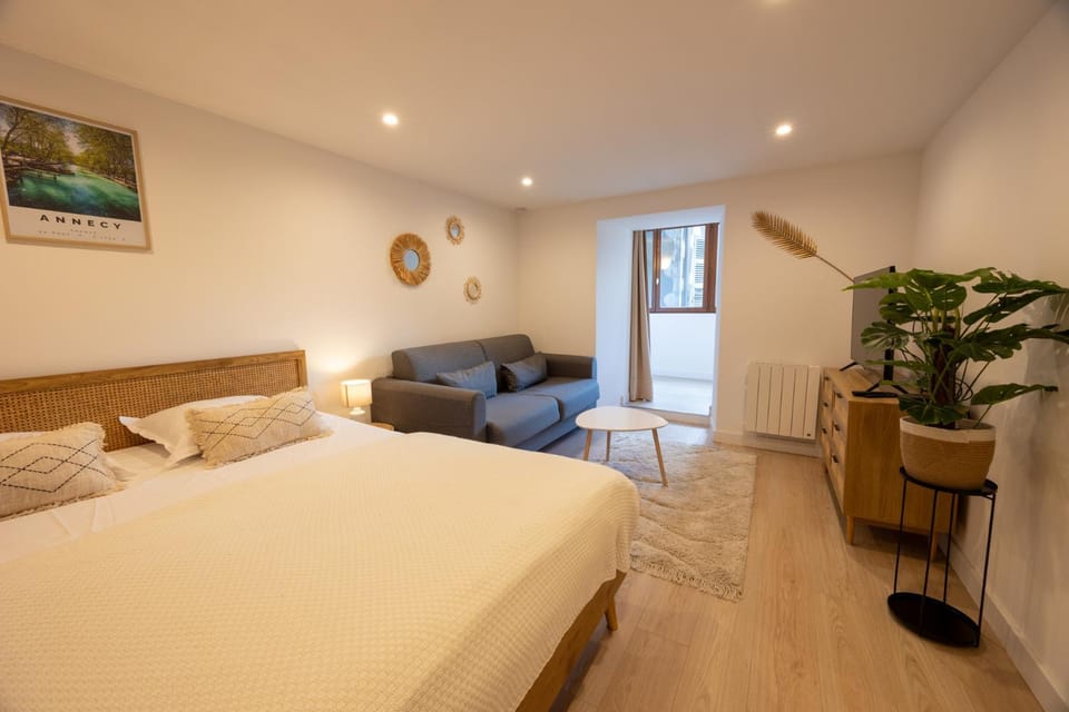 Bed, TV and multimedia, Living room, Photo of the whole room, Bedroom
