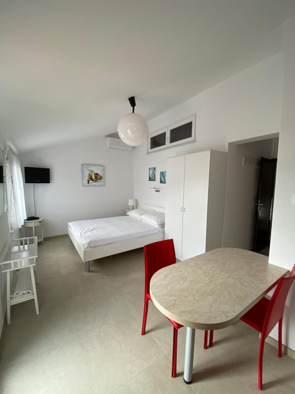TV and multimedia, Living room, Seating area, Dining area, Bedroom