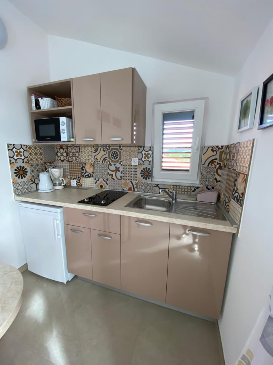 Coffee/tea facilities, Kitchen or kitchenette, Seating area, Dining area, Communal kitchen, On site