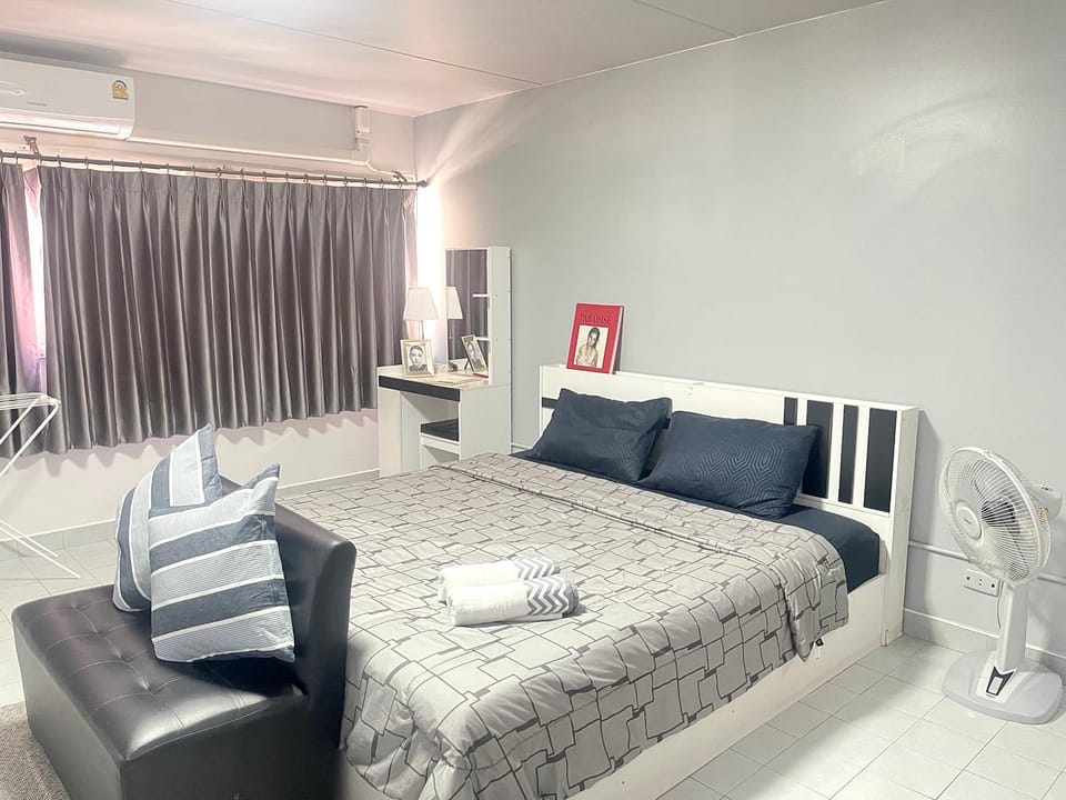 Bed, Living room, Photo of the whole room, Seating area, Bedroom, towels