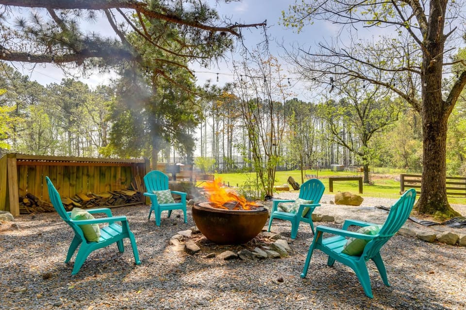 Deck & Hiking Trails: Luxe Georgia Farm Retreat House in Georgia