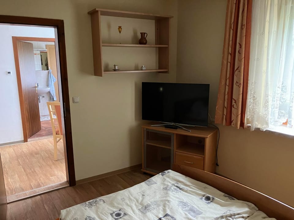 Bed, TV and multimedia, Photo of the whole room