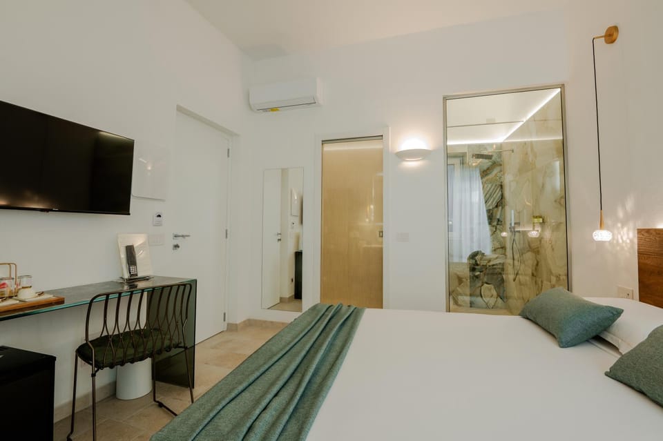 Bed, TV and multimedia, Photo of the whole room, Bedroom, air conditioner