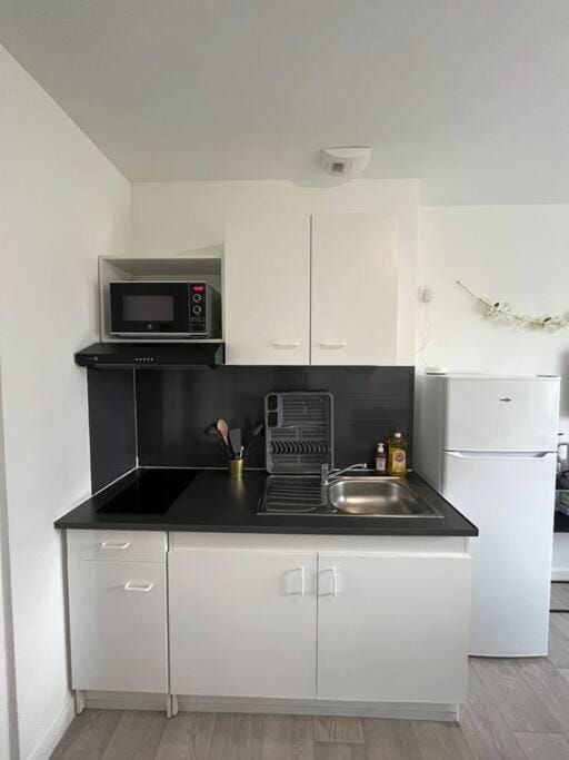 Kitchen or kitchenette, minibar, stove