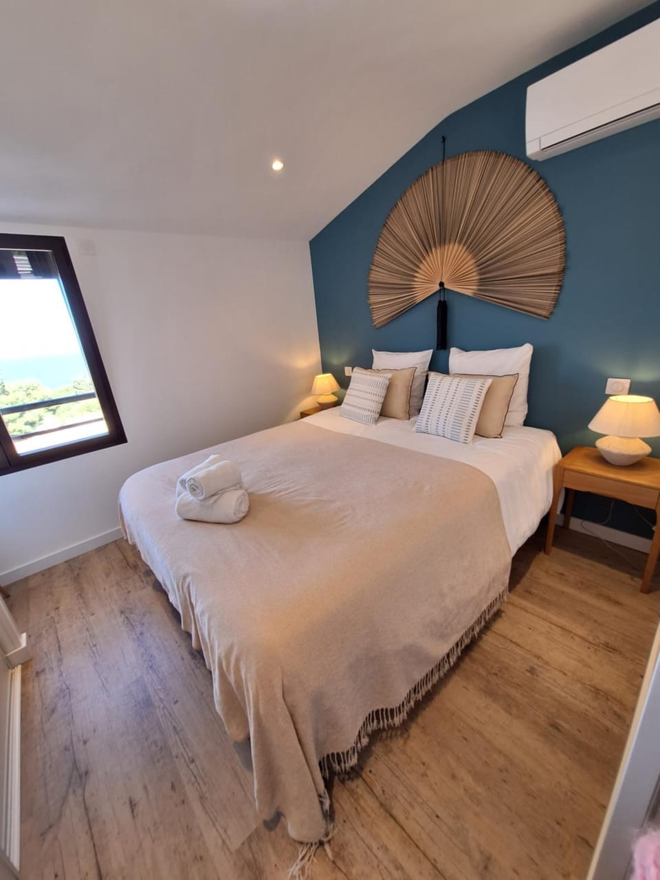 Photo of the whole room, Bedroom